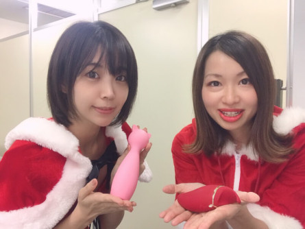 大人のデパート『エムズ』の新人広報・真中つぐさん&八十島先輩(通称:やそ先輩)がXmasご褒美おもちゃをご紹介♡
