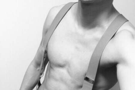 TaCITの藍沢優作、裸にサスペンダーを試着する