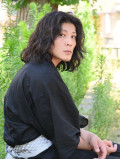 静かに滲む、上質な色気と癒しの余韻。