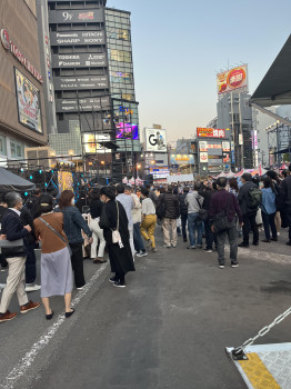 駅前人多いなーなにやってるの？