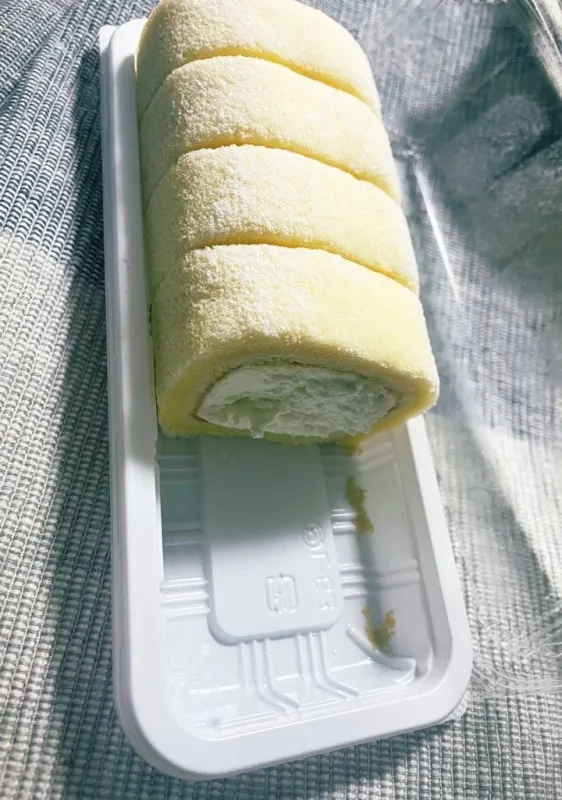 ローソンのロールケーキは生クリーム最高に多くてすき