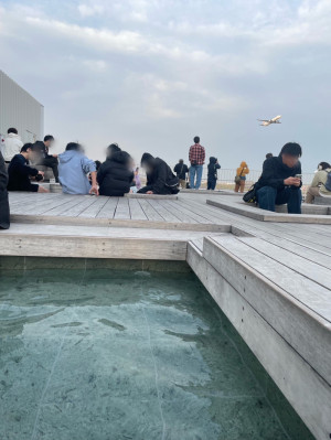 足湯に浸かりながら