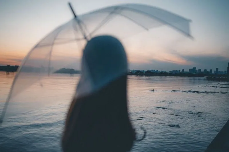 雨で心は潤わず、  晴ても涙は明けず、