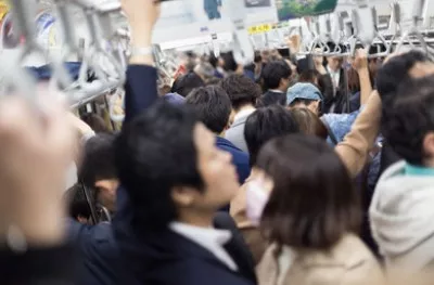 電車が激混みで汗だく