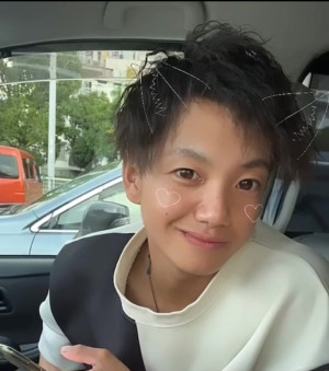 片口角を上げる笑い方