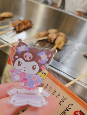 クロミちゃん、人間の体の60%が水分だけど残りの40%は焼き鳥の油で出来てるんだよ。