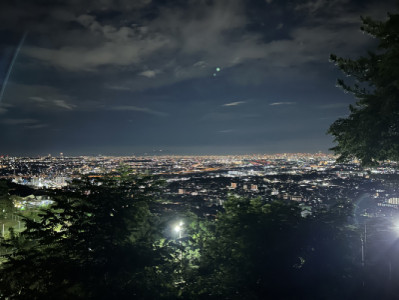 夜になると