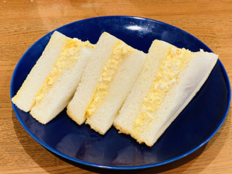 で