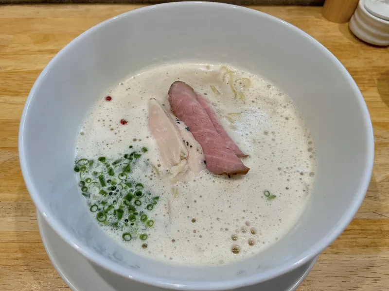 上品な鶏白湯ラーメン……