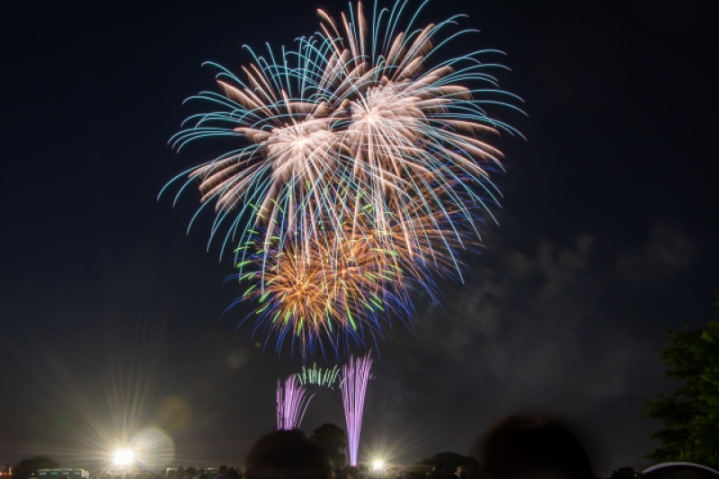 夏の夜空、煌めく花火に思いを馳せて