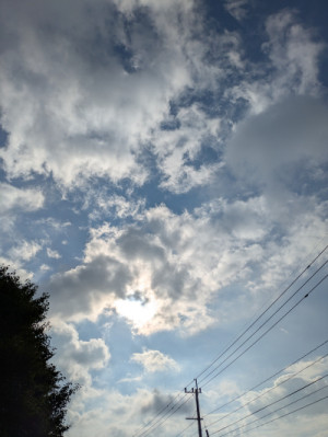 雲に太陽の光