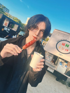何でカメラ目線やねん