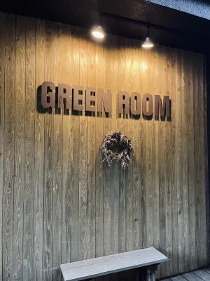GREEN ROOM