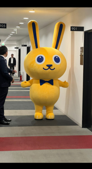 セミナー会場に現れた謎の巨大ぬいぐるみの正体は…!?