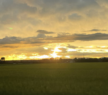 台風に切れ間からの輝く夕日?