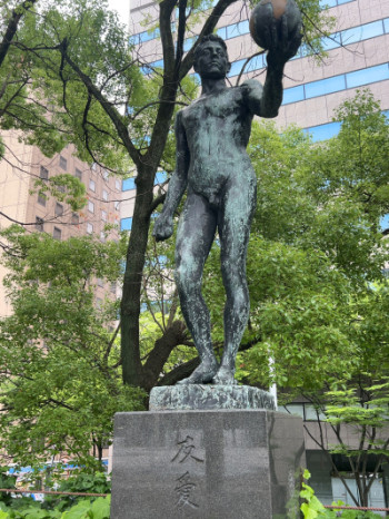 上を向いて歩こう、涙がこぼれないように。前見て歩こう、鼻歌まじりで。