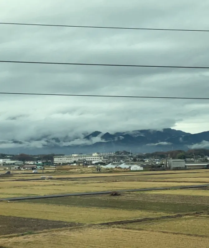 お昼時の移動中もまぁまぁ食べにくいもの食べてます