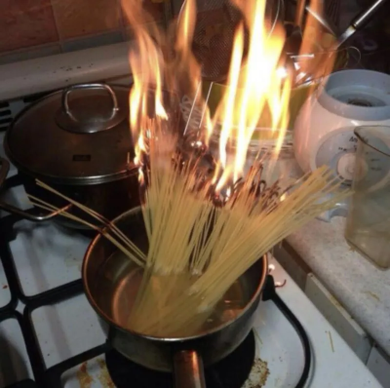 鍋のめちゃくちゃ栄養詰まってる感とパスタの全然栄養ないんだろな感