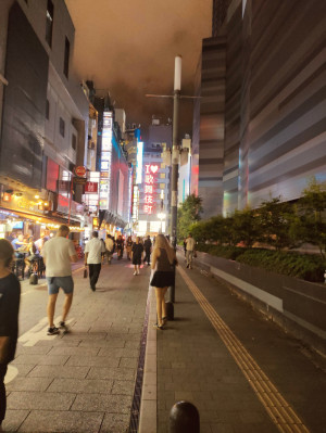 夜の歌舞伎町。