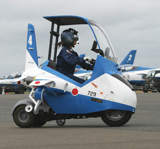 青い空を