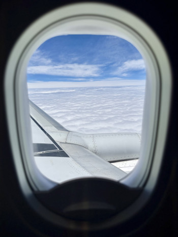 【最近飛行機に乗ることが多かったせいです。】