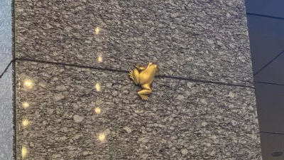 JR博多駅の隠れキャラ「金のカエル」知ってます？