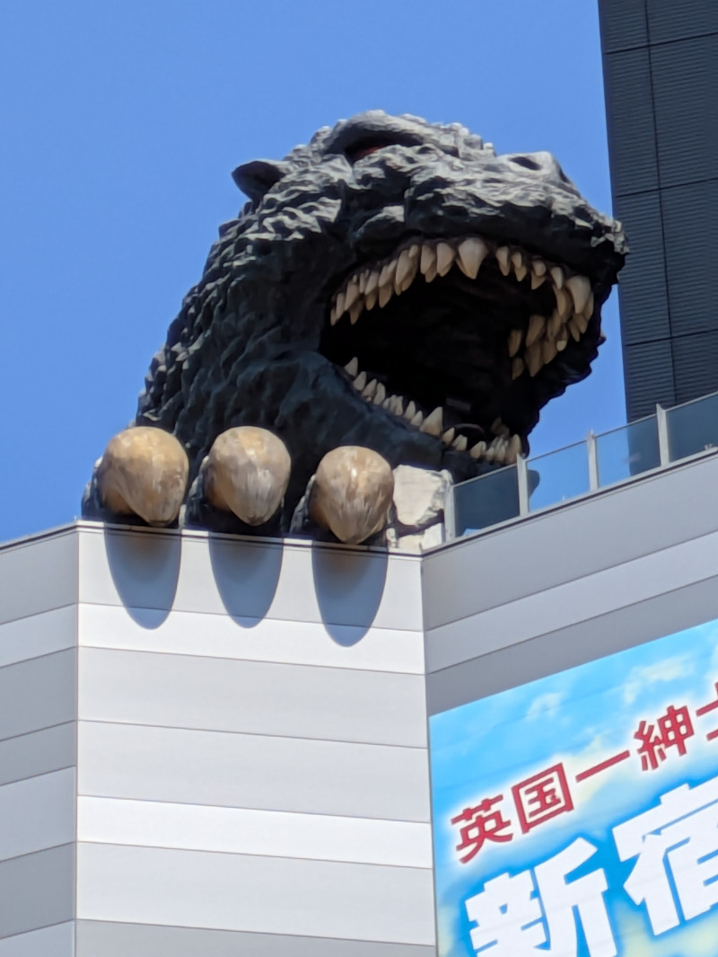 新宿に怪獣現る