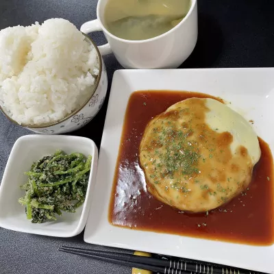 今日はハンバーグ定食✨