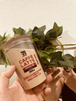 今日はセブンのカフェラテで。