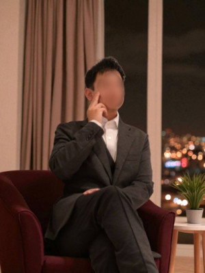 真剣な顔をして