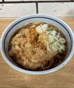 時間がないので定番の立ち食いそば?