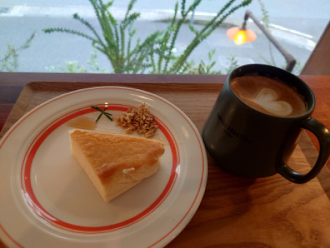 チーズケーキとラテアート