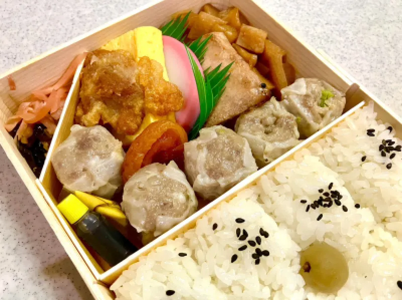 <i class="fa-solid fa-bowl-rice fa-bounce" aria-hidden="true"></i> むつメシ - シュウマイ弁当 -